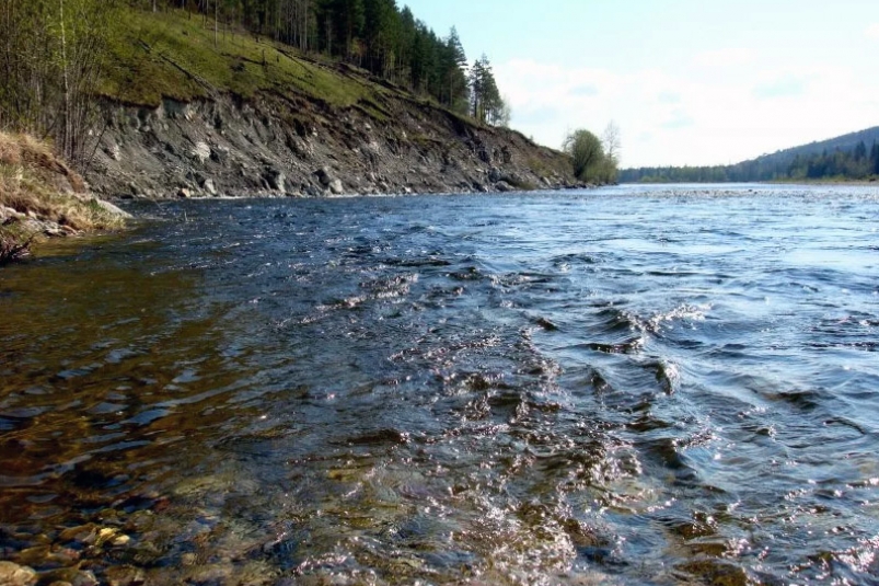 Лодка с двумя рыбаками опрокинулась на реке Урик в Черемховском районе Иркутской области