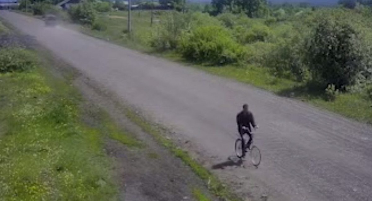 Полиция разыскивает велосипедиста, укравшего фотоэлементы с трансформаторных подстанций в Вихоревке