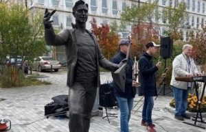 Скульптуру музыканта с бронзовой балалайкой установили на улице Урицкого в Иркутске