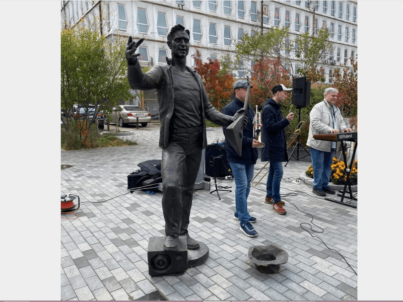 Бронзовую скульптуру музыканта с балалайкой установили на улице Урицкого