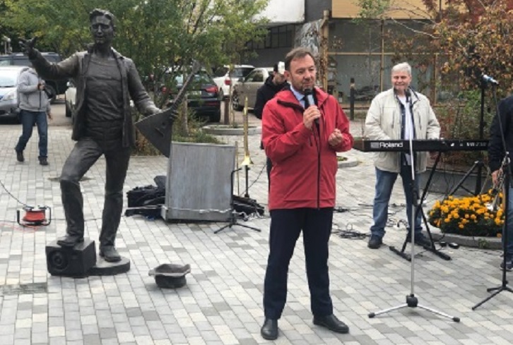 В Иркутске на Урицкого установили бронзовую скульптуру музыканта с балалайкой