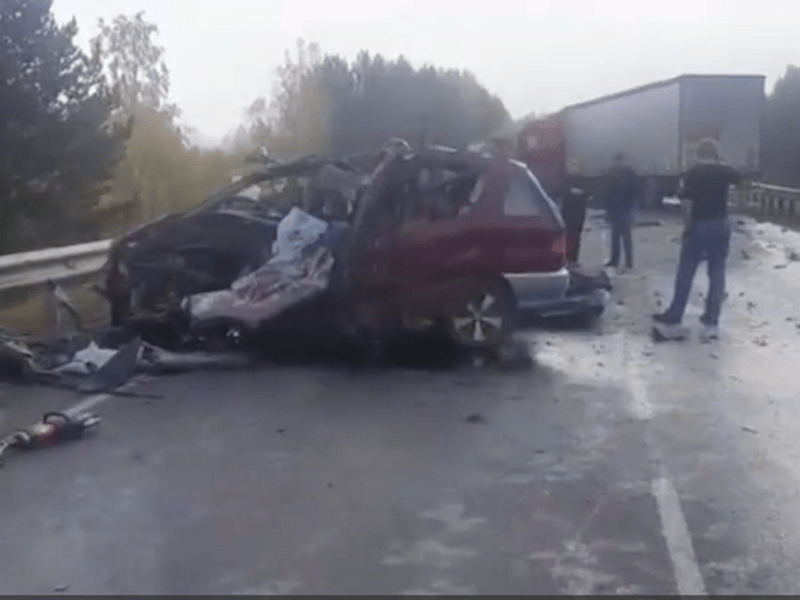 Водитель и пассажир иномарки погибли после столкновения с большегузом в Тулунском районе