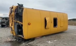 Школьный автобус столкнулся с УАЗом в Аларском районе, пострадали четыре человека