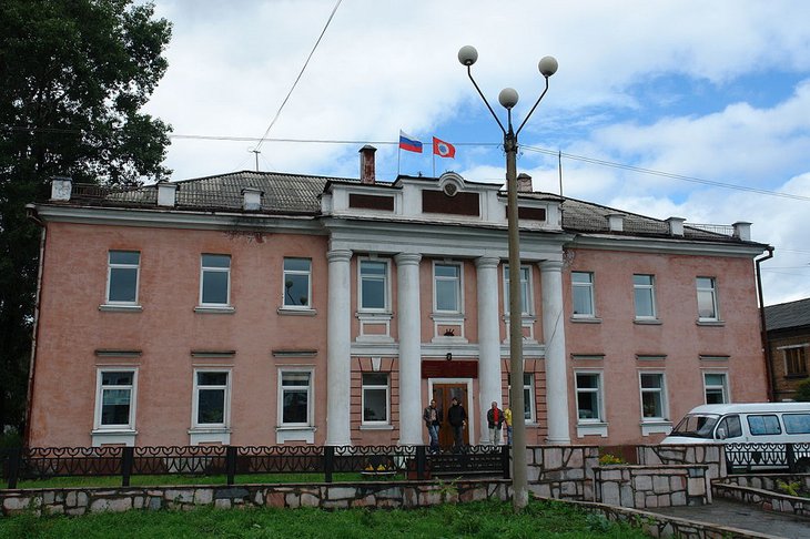 В Слюдянке глава фирмы обвиняется в мошенничестве на 890 тысяч рублей при строительстве школы