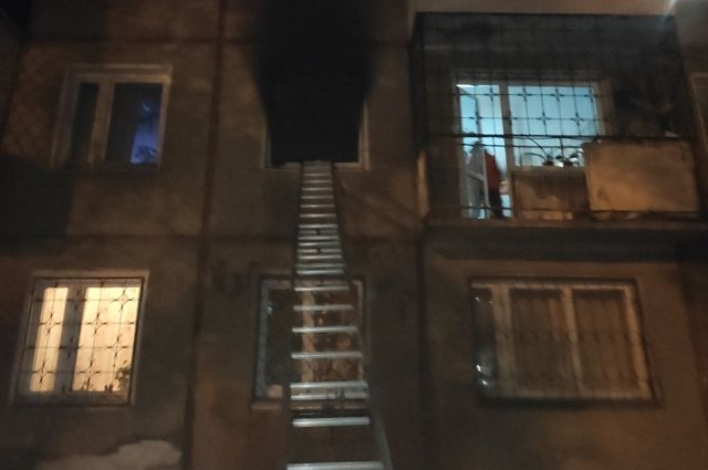 32 человека, собаку и кошку спасли на пожаре в многоэтажном доме в Иркутске