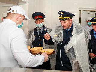 Заместитель генпрокурора пообедал в столовой иркутской колонии