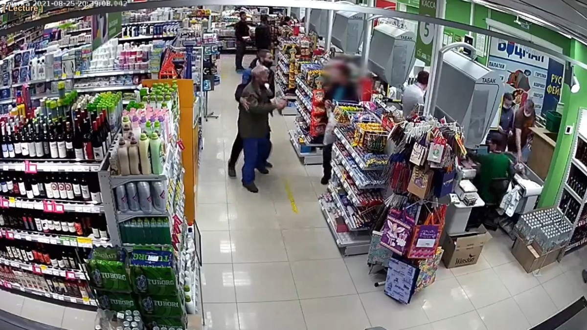 В иркутском магазине один покупатель ранил другого ножом в шею