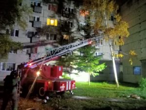 12 человек спасли, двое погибли на пожаре в Усть-Илимске ночью 24 сентября