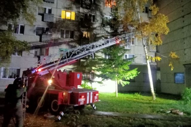 2 человека погибли на пожаре в многоэтажном доме в Усть-Илимске