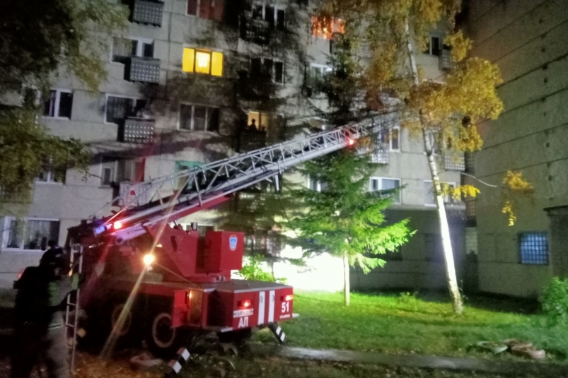 Двое мужчин погибли на пожаре в пятиэтажном доме в Усть-Илимске