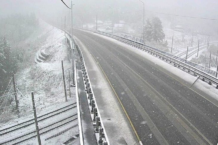 ГИБДД призывает водителей к внимательности из-за снега на трассе в Шелеховском и Слюдянском районах