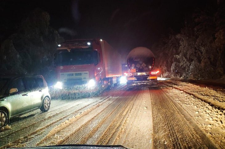 На трассе в Слюдянском районе ввели ограничение для большегрузов и автобусов из-за снега