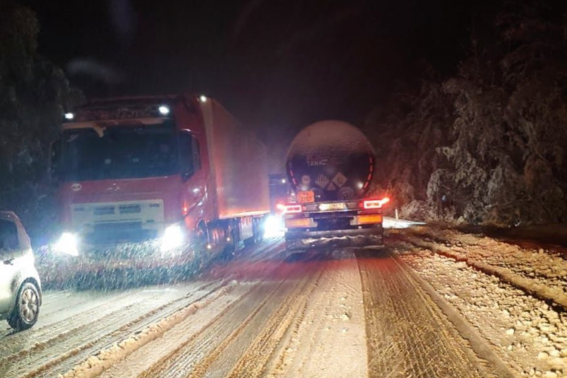 Движение большегрузов и автобусов ограничили на трассе "Байкал" из-за снегопада