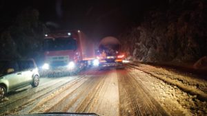 Движение для грузовых ТС и автобусов ограничили на трассе «Байкал» из-за снега