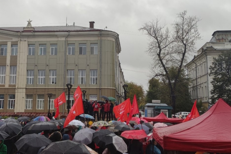Депутаты от КПРФ в дождь вышли на площадь труда в Иркутске для "встречи" с избирателями