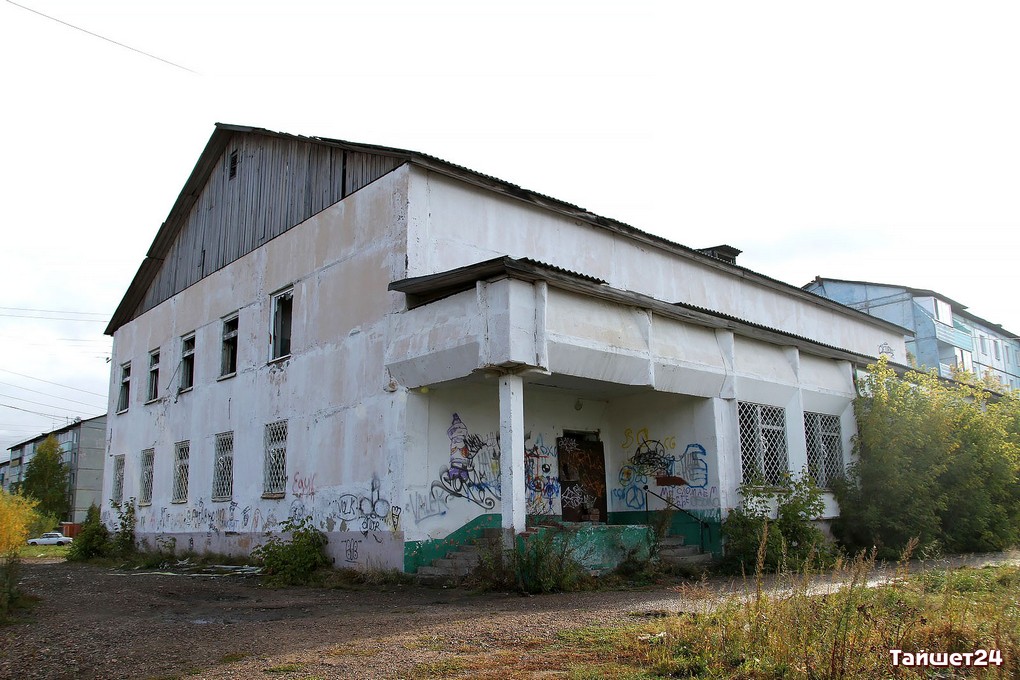 За сутки в Тайшете горели бывшая аптека и старый дом