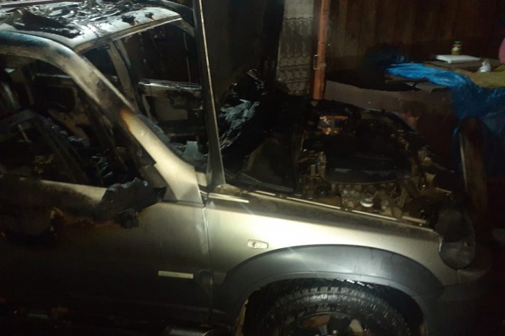 В Тулунском районе из-за семейного конфликта  подожгли автомобиль Chevrolet Niva