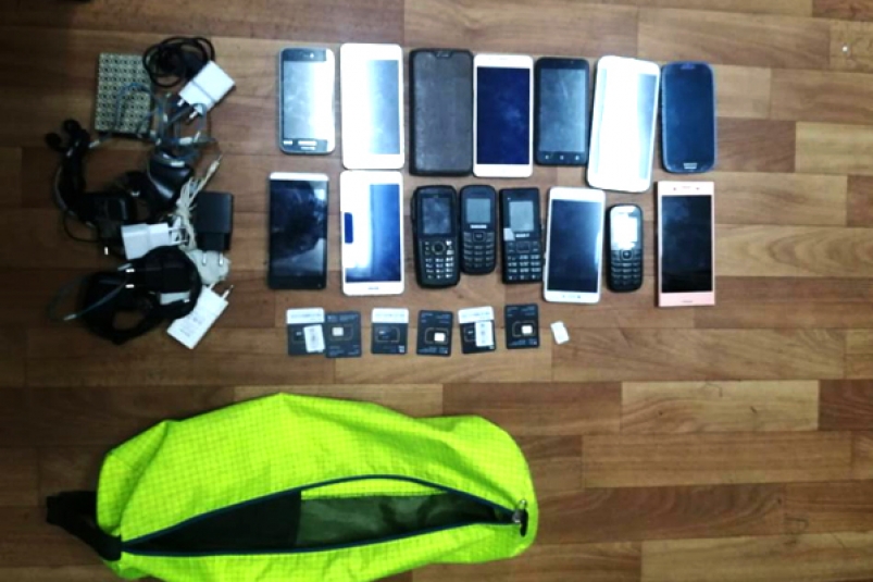 Осужденные из ИК-2 в Ангарске прятали в тайнике 15 сотовых телефонов