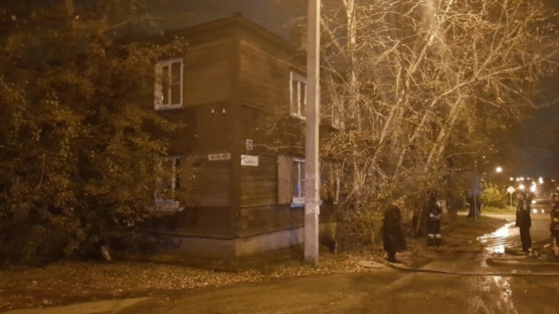 Троих человек спасли на пожаре в двухэтажном брусовом доме в Иркутске