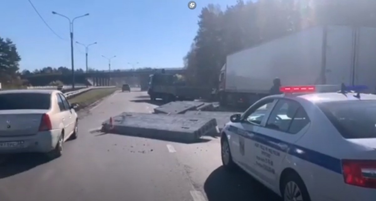 В Иркутске на дорогу из грузовика выпали бетонные плиты. Одна из них попала на автомобиль Lexus