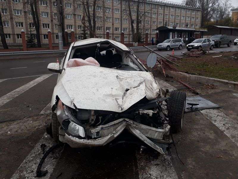 В Иркутске водитель на Honda Accord снес ограждение на улице Лермонтова