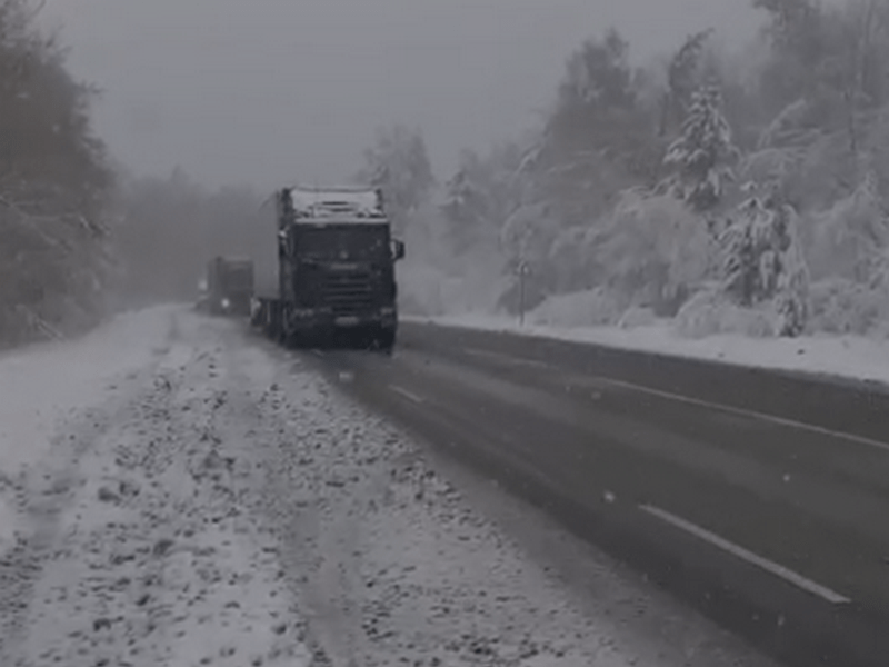 Последствия утреннего снегопада устраняют на трассе «Байкал» в районе Култука