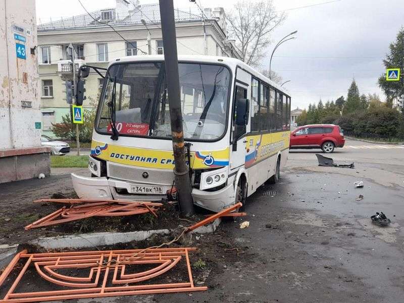 Авария с участием маршрутного автобуса №20 произошла в центре Ангарска