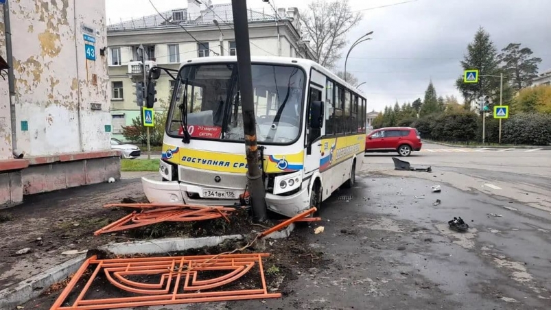 Автобус въехал в столб после столкновения с автомобилем в Ангарске