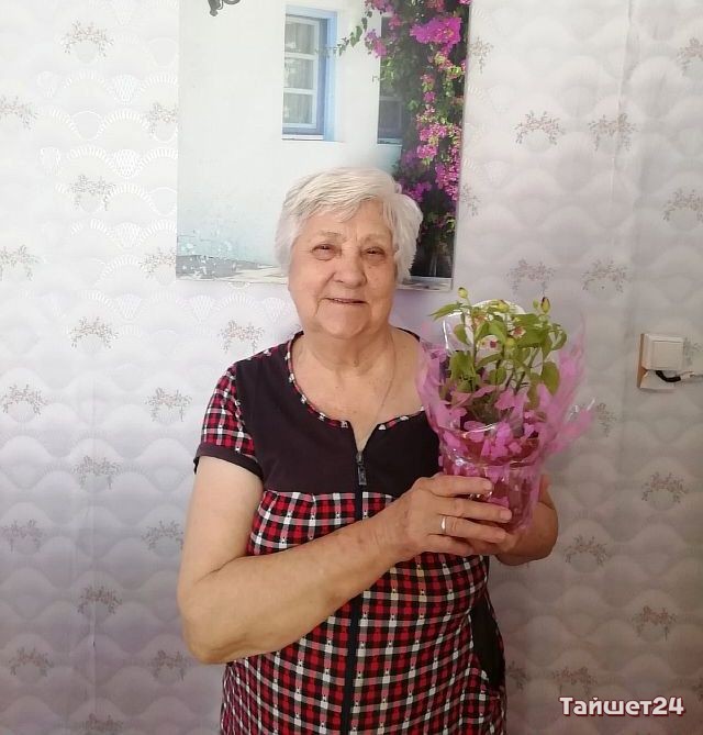 Волонтёры в Тайшетском районе к празднику для пожилых людей вырастили комнатные цветы