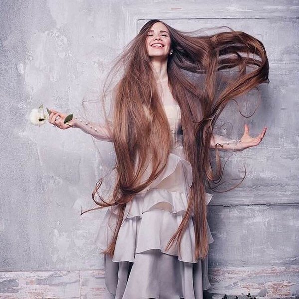 Британское издание опубликовало фотоподборку об уроженке села Покосное Братского района Анжеликой Барановой, которая отращивает волосы 23 года