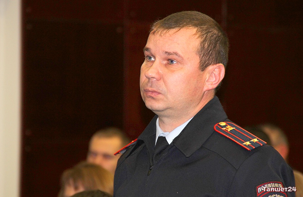 Начальник Тайшетского уголовного розыска Дмитрий Русенко поздравляет коллег с праздником
