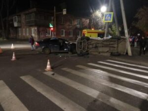 Два человека пострадали при столкновении машин на перекрёстке улиц Баррикад и Ушаковской в Иркутске