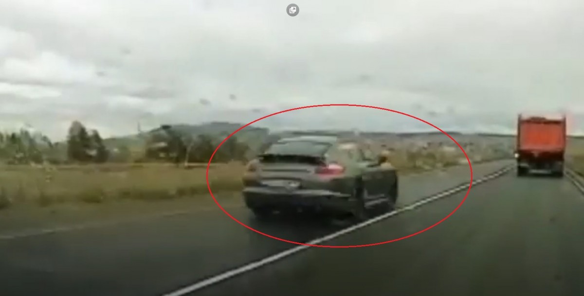 В Братске водителя Porsche Panamera наказали за опасный обгон на дороге возле ГЭС