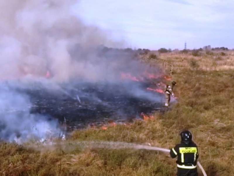 Профилактический пал сухой травы проводят пожарные в Приангарье