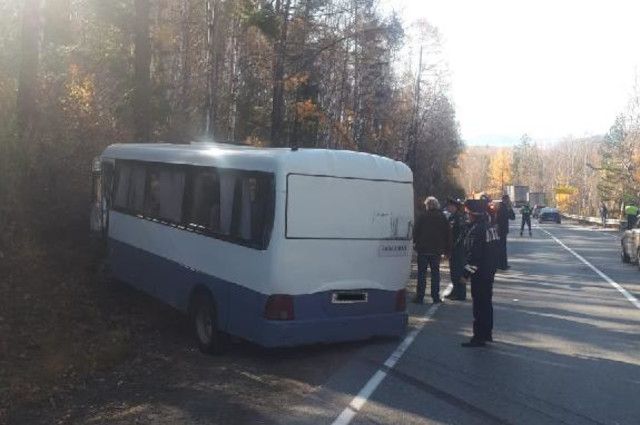 Автобус с 15 туристами столкнулся с большегрузом в Слюдянском районе