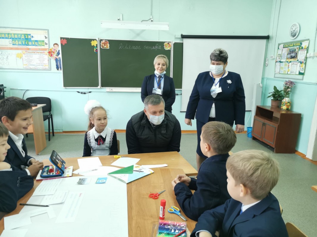 Губернатор Приангарья Игорь Кобзев побывал на стройплощадке в Слюдянке, где возводят новую школу. Она откроется в 2022 году