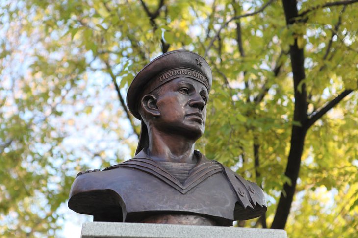 В Иркутске установили памятник Герою Советского Союза Н.А. Вилкову