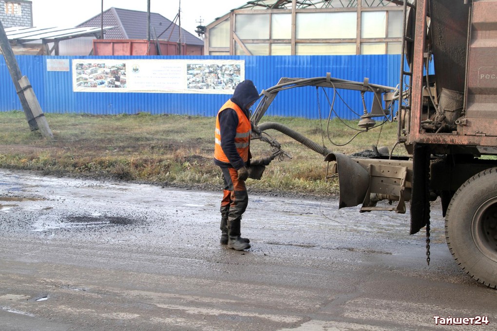 В Тайшете продолжается ямочный ремонт дорог