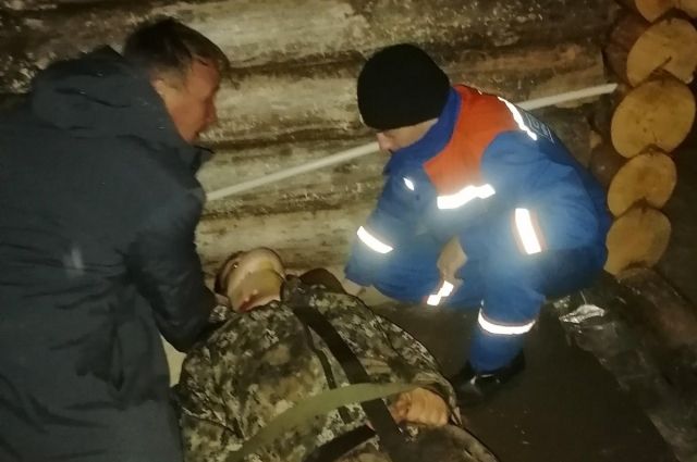 Упавшего с крыши зимовья мужчину эвакуировали из тайги в Усольском районе