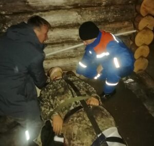 Спасатели эвакуировали мужчину, упавшего с крыши зимовья в Усольском районе 