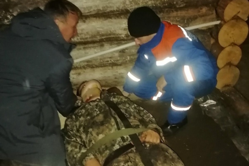 Мужчину сорвался с крыши зимовья и упал на бетонное основание в Иркутской области