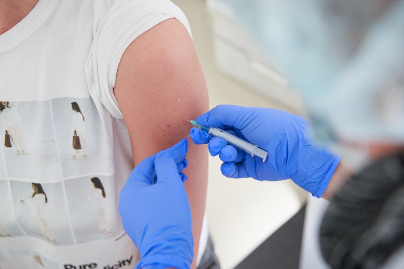 Эксперты рассказали, что вакцинация от гриппа не снижает тяжесть течения COVID-19