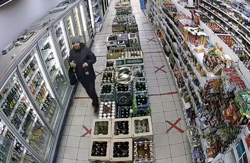 Мужчина разбил двери магазина после отказа продать ему алкоголь ночью в Ангарске