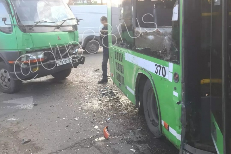 Автобус и грузовик столкнулись на остановке "Автостанция" в Иркутске