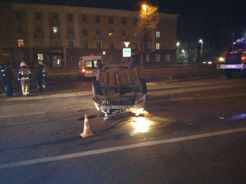 Водитель и пассажир пострадали после опрокидывания автомобиля Toyota Corolla в Иркутске