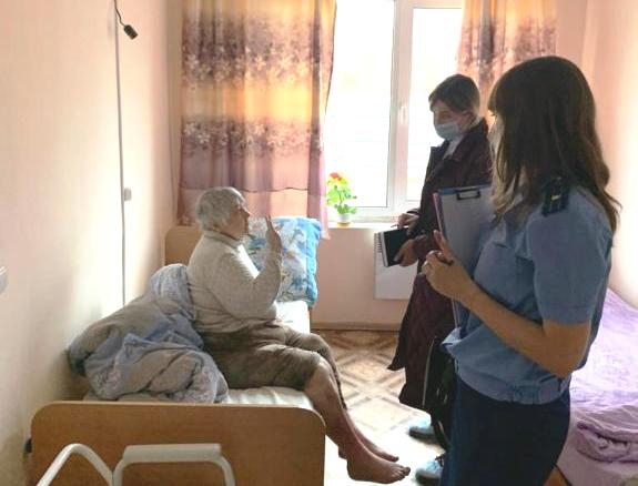 Комплексные проверки выявили многочисленные нарушения в работе шести домов престарелых в Иркутске