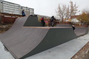 Скейт-парк завершают обустраивать на улице Мичурина в Иркутске