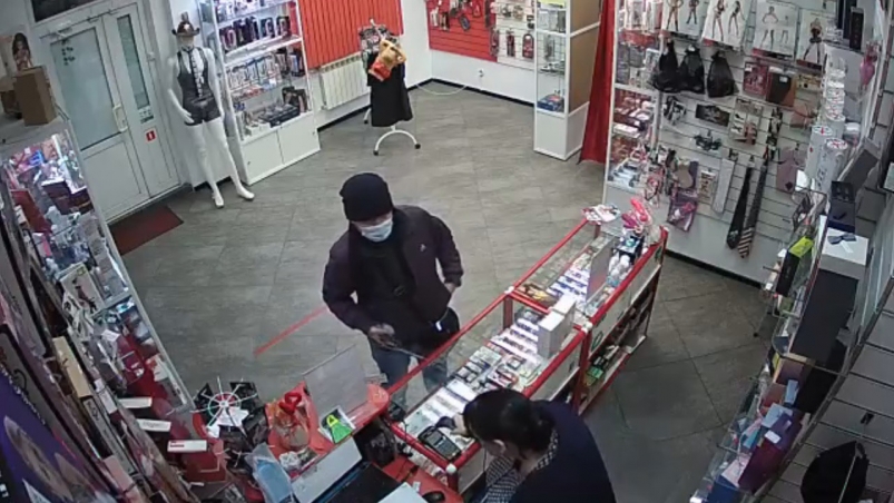Грабителю не удалось напугать продавца иркутского интим-магазина револьвером