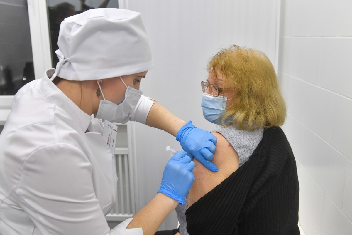 Обязательную вакцинацию от коронавируса ввели в Иркутской области для медиков, служащих, студентов, работников промышленности, общепита, сферы услуг и граждан старше 60-ти