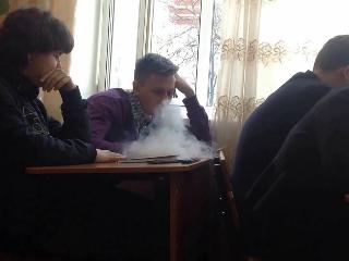 В Ангарской школе старшеклассники курили вейп во время урока